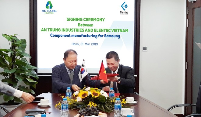 Ông Cho Chang Hyun, Tổng giám đốc Elentec Việt Nam và ông Mẫn Chí Trung, Tổng giám đốc An Trung Industries.