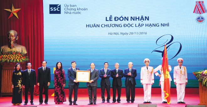 Thủ tướng Chính phủ Nguyễn Xuân Phúc trao tặng Huân chương Độc lập Hạng Nhì cho UBCK