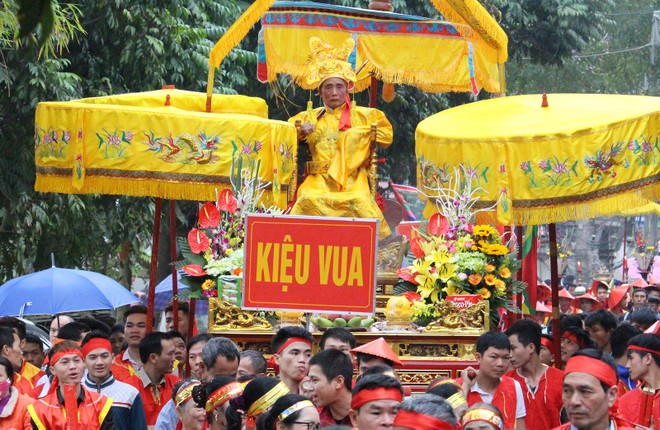 Hàng ngàn người tham gia lễ hội rước Vua giả tại Đền Sái, huyện Đông Anh