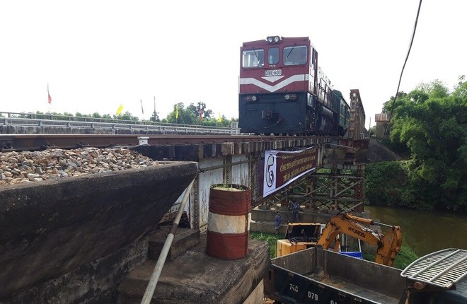 Cầu Rồng Lớn (Km 641+700 đường sắt Bắc Nam), thuộc địa phận xã Hải Lâm, Hải Lăng, Quảng Trị là một trong số những cầu yếu thuộc Dự án cải tạo, nâng cấp các cầu yếu và gia cố trụ chống va xô trên tuyến đường sắt Hà Nội – Tp.HCM.