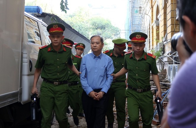 Cựu Phó chủ tịch UBND TP.HCM Nguyễn Hữu Tín ra tòa phiên xét xử tháng 12/2019 vì giao không đấu giá 5.000 m2 tại số 15 Thi Sách, quận 1 cho Vũ "nhôm”. Ảnh: Lê Toàn