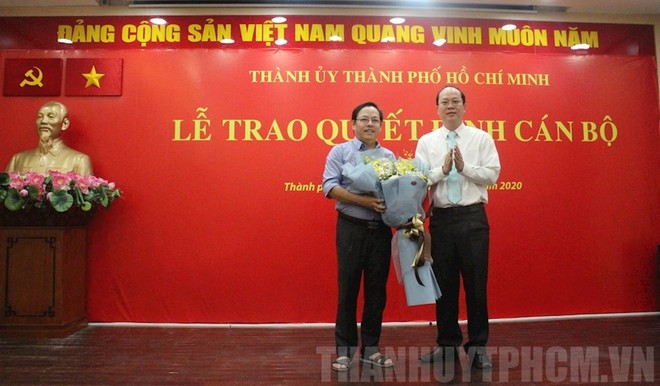 Ông Nguyễn Hồ Hải, Trưởng Ban Tổ chức Thành ủy TP.HCM trao quyết định điều động cho ông Diệp Dũng về làm việc tại HFIC (Ảnh: ThanhuyTP.HCM).