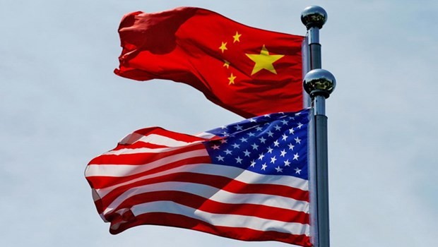 Cờ Hoa Kỳ và Trung Quốc gần Bến Thượng Hải, Trung Quốc. (Nguồn: Reuters)