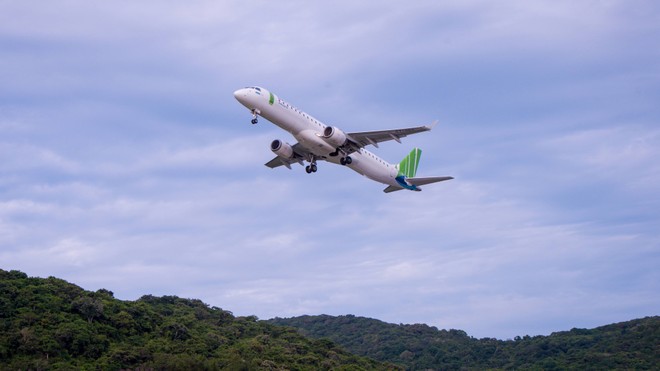 Khai trương 3 đường bay thẳng, Bamboo Airways tặng 1 tỷ đồng tiền mặt hỗ trợ hộ nghèo Côn Đảo