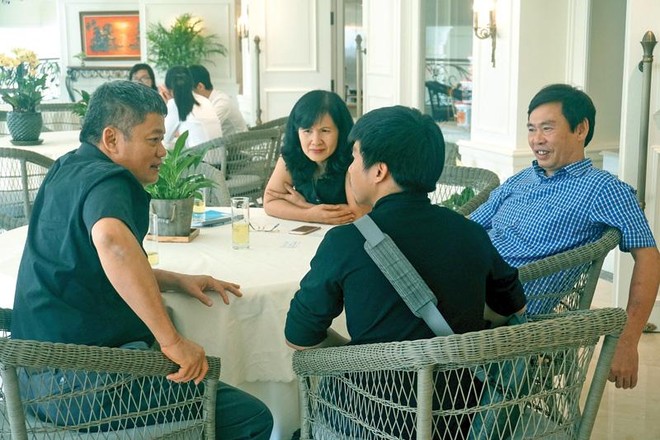 Các nhà đầu tư cá nhân trao đổi với start-up bên lề một sự kiện thuyết trình gọi vốn do Startup Vietnam Foundation tổ chức.