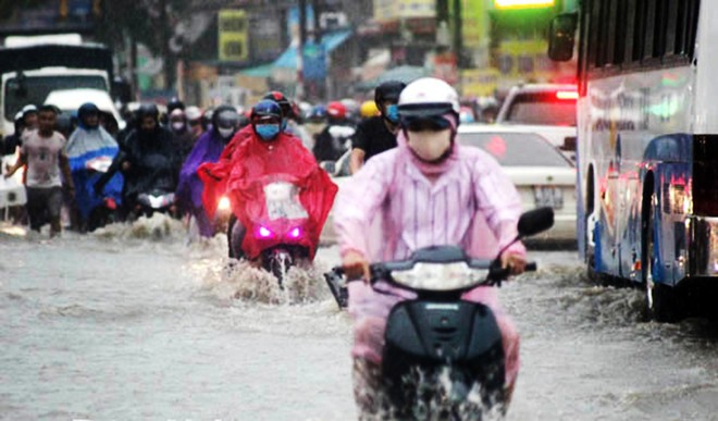 Do chưa thể thực hiện các dự án nên tình trạng ngập nước khi trời mưa vẫn diễn ra ở một số điểm tại TP. Biên Hoà. Ảnh: Phạm Tùng