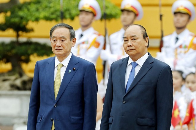 Việt Nam là quốc gia đầu tiên mà ông Suga Yoshihide (bìa trái) lựa chọn thăm chính thức sau khi nhậm chức Thủ tướng Nhật Bản vào tháng 9/2020. Ảnh: Đức Thanh