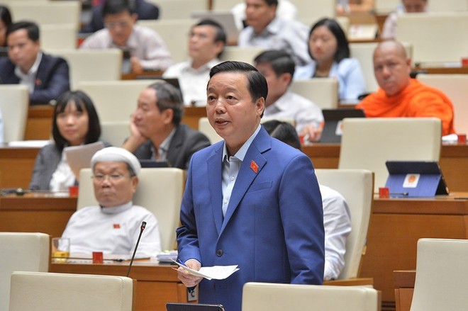 Bộ trưởng Bộ Tài nguyên – Môi trường Trần Hồng Hà phát biểu tại Quốc hội.