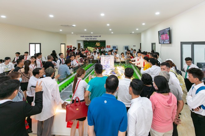 Mỗi ngày, hàng trăm khách hàng chen lấn tìm hiểu thông tin khu căn hộ Legend Complex.