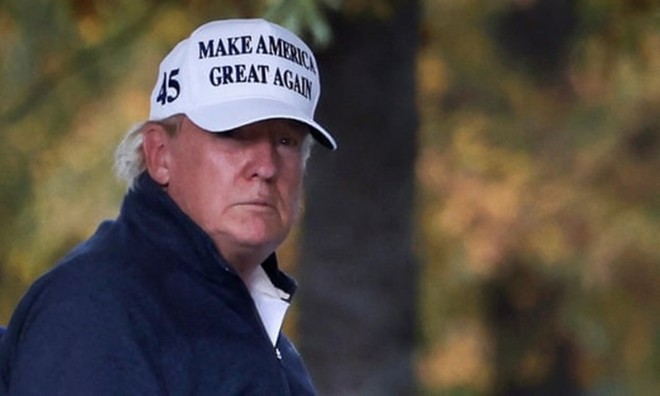 Tổng thống Trump (đội mũ trắng) trở về Nhà Trắng từ sân golf ở Sterling, Virginia hôm 7/11. Ảnh: Reuters.