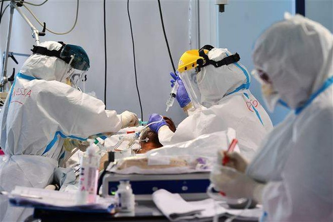Bệnh nhân mắc COVID-19 được điều trị tại bệnh viện ở Rome, Italy, ngày 29/10/2020. Ảnh: AFP/TTXVN