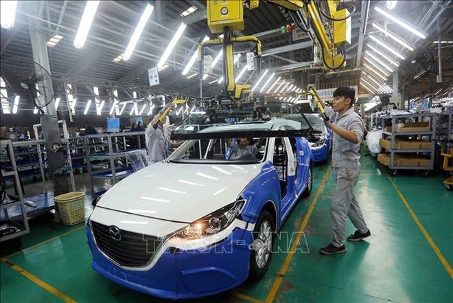 Dây chuyền lắp ráp xe Mazda của Công ty Cổ phần Ô tô Trường Hải trong Khu Kinh tế mở Chu Lai (Quảng Nam). Ảnh minh họa: TTXVN