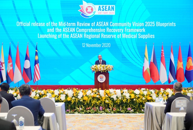 Thủ tướng Nguyễn Xuân Phúc công bố Đánh giá giữa kỳ triển khai các Kế hoạch Tổng thể Tầm nhìn Cộng đồng ASEAN 2025 và Kế hoạch Tổng thể Kết nối ASEAN 2025, Khung phục hồi Tổng thể ASEAN và thành lập Kho dự phòng vật tư y tế khẩn cấp ASEAN