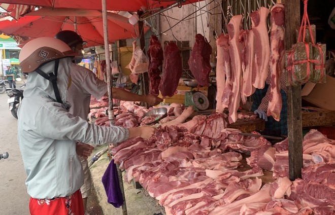 Các mặt hàng thịt lợn đang giảm giá tại các chợ truyền thống tại TP Hồ Chí Minh. 