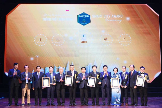 Bộ trưởng Bộ Kế hoạch và Đầu tư Nguyễn Chí Dũng trao giải thưởng xuất sắc nhất cho Công ty cổ phần FPT, Tập đoàn Viettel, Tập đoàn Bưu chính viễn thông VNPT, Công ty cổ phần Vinhomes và thành phố Đà Nẵng (Ảnh: Tuổi trẻ)