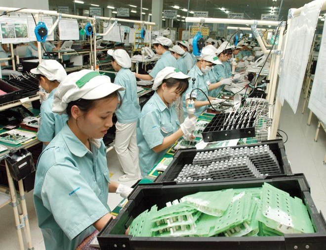 Lắp ráp linh kiện điện tử tại Công ty Panasonic Việt Nam (Khu công nghiệp Thăng Long, Hà Nội). Ảnh: Đ.T