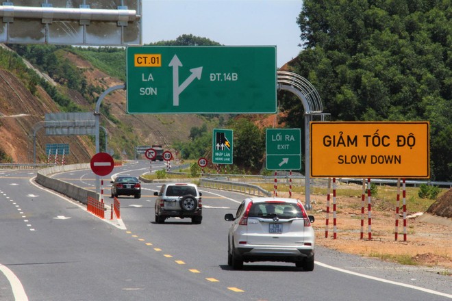 Hệ thống đường cao tốc có vai trò quan trọng đối với sự phát triển kinh tế - xã hội.
