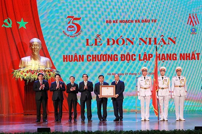 Thủ tướng Chính phủ Nguyễn Xuân Phúc chúc mừng Bộ Kế hoạch và Đầu tư (Ảnh:Chí Cường)