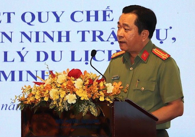 Thượng tá Nguyễn Thanh Tú báo cáo Tổng kết 5 năm triển khai thực hiện Quy chế phối hợp đảm bảo an ninh trật tự trong hoạt động du lịch trên địa bàn TP.HCM giai đoạn 2016 – 2020 (Ảnh: TH). 
