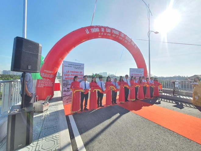 Ông Lê Hòa Bình, Phó Chủ tịch UBND TP.HCM cắt băng thông xe Cầu Phước Lộc, cây cầu dài 386m bao gồm 13 nhịp bê tông cốt thép, mặt cắt ngang 10,5m và có tổng mức đầu tư hơn 405 tỷ đồng. Ảnh: Lê Toàn.