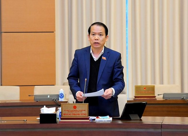 Chủ nhiệm Ủy ban Pháp luật Hoàng Thanh Tùng báo cáo tại phiên họp sáng 11/1