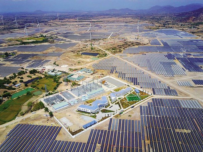 Các nhà đầu tư điện mặt trời bức xúc vì bị yêu cầu cắt giảm phát điện. Trong ảnh: nhà máy điện mặt trời của Trung Nam