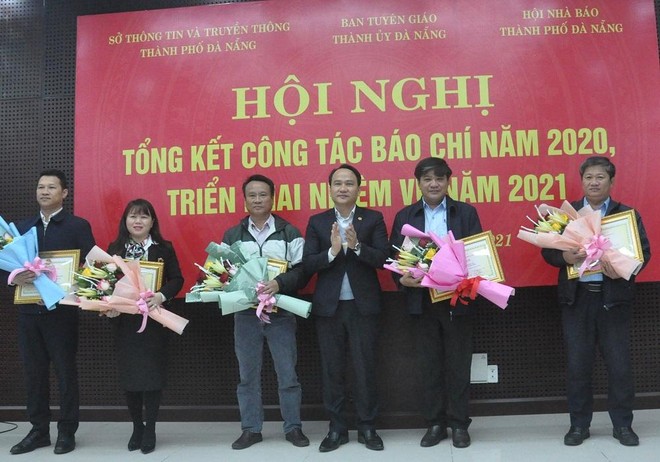 Ông Nguyễn Đình Vĩnh tặng bằng khen của UBND TP.Đà Nẵng cho 5 tập thể có thành tích xuất sắc.