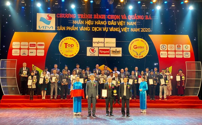 Ông Trần Thanh Tú, Phó tổng giám đốc Pháp lý, Pháp chế và Đối ngoại Dai-ichi Life Việt Nam nhận giải “Top 10 Sản phẩm Vàng – Dịch vụ Vàng Việt Nam 2020”