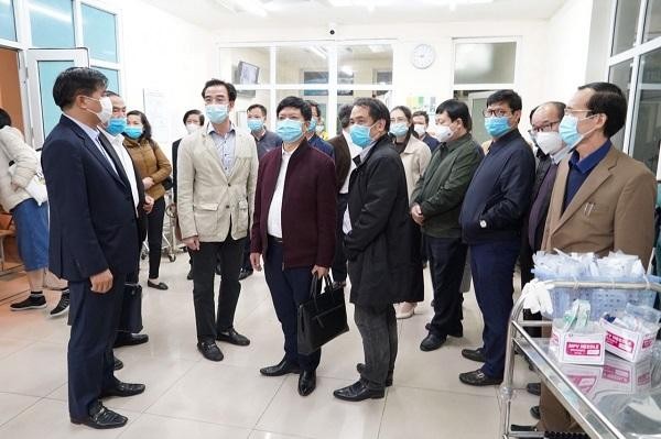Đoàn công tác Bộ Y tế và Ban chỉ đạo phòng chống dịch tỉnh Hải Dương khảo sát tại bệnh viện Trường Đại học Kỹ thuật Y tế Hải Dương để triển khai và tổ chức hoạt động của bệnh viện dã chiến. Ảnh: LG