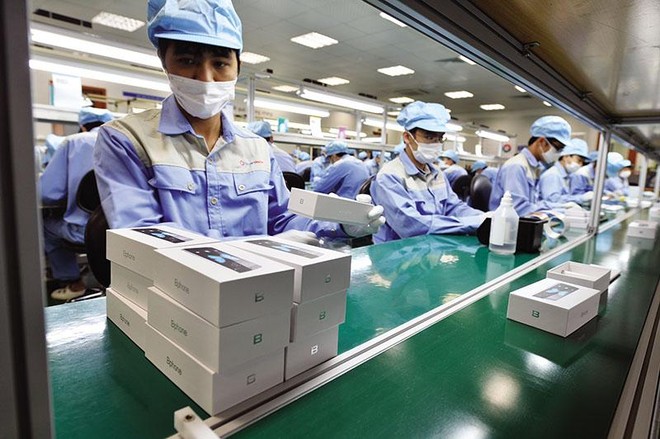 Công nghiệp ICT là ngành xuất siêu lớn nhất của Việt Nam. Trong ảnh: sản xuất smartphone tại Nhà máy Bphone. Ảnh: Đức Thanh