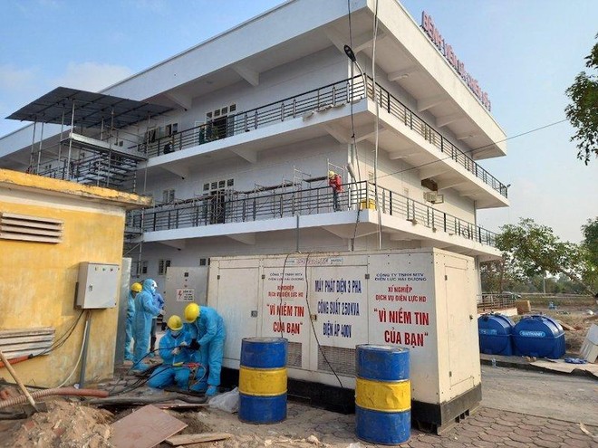 Công ty Điện lực Hải Dương triển khai thi công cấp điện cho bệnh viện dã chiến số 3