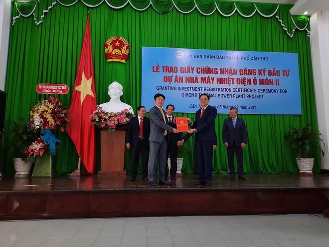Ông Dương Tấn Hiển, Phó chủ tịch UBND TP. Cần Thơ (bên phải) trao Giấy chứng nhận đăng ký đầu tư cho đại diện nhà đầu tư Dự án Nhà máy Nhiệt điện Ô Môn II.