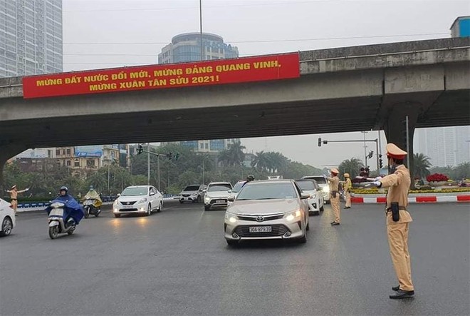 Lực lượng CSGT Tp. Hà Nội điều tiết giao thông tại khu vực Đại lộ Thăng Long trong dịp Tết nguyên đán 2021.