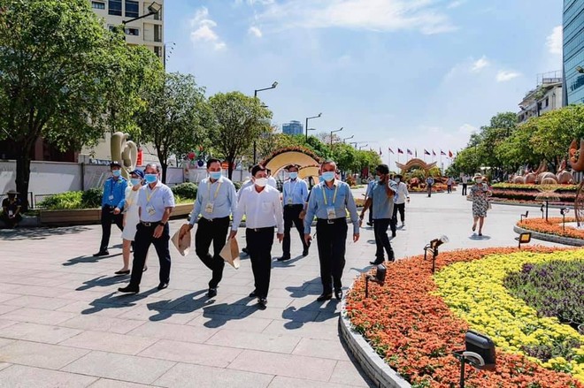 Chụp ảnh tại đường hoa Nguyễn Huệ bắt buộc phải đeo khẩu trang