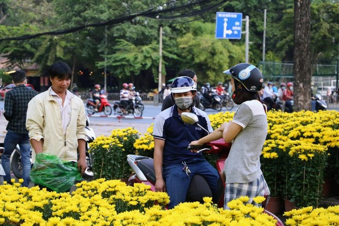 Khách hàng mua hoa tết tại công viên Gia Định (Ảnh: Q.T).