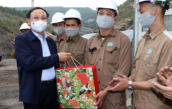 Ông Nguyễn Xuân Ký (ngoài cùng bên trái) tặng quà động viên công nhân lao động khai trường sản xuất 917.