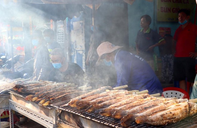 Cá lóc nướng tại cửa hàng 44 Tân Kỳ Tân Quý, quận Tân Phú (Ảnh: T. Hồng).