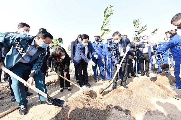 Lãnh đạo các bộ, ngành và thành phố Hà Nội cùng các đại biểu tham gia trồng cây tại nút giao đường Vành đai 3 - quốc lộ 5B. (Ảnh: Thanh Hải)
