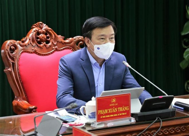 Ông Phạm Xuân Thăng, Bí thư Tỉnh ủy Hải Dương chủ trì hội nghị trực tuyến phòng, chống dịch Covid-19 của Ban Thường vụ Tỉnh ủy ngày 22/02