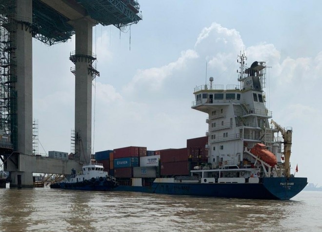Tàu chở container Phúc Khánh mất lái, va vào cần cẩu tháp phục vụ thi công cầu dây văng Phước Khánh (Gói thầu J3) gây thiệt hại cho nhà thầu thi công khoảng 20 tỷ đồng.