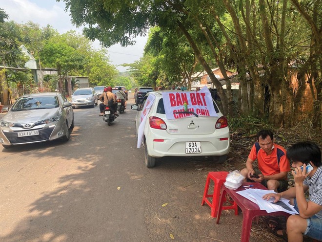 Dùng xe ô tô rao bán đất ở Bình Phước