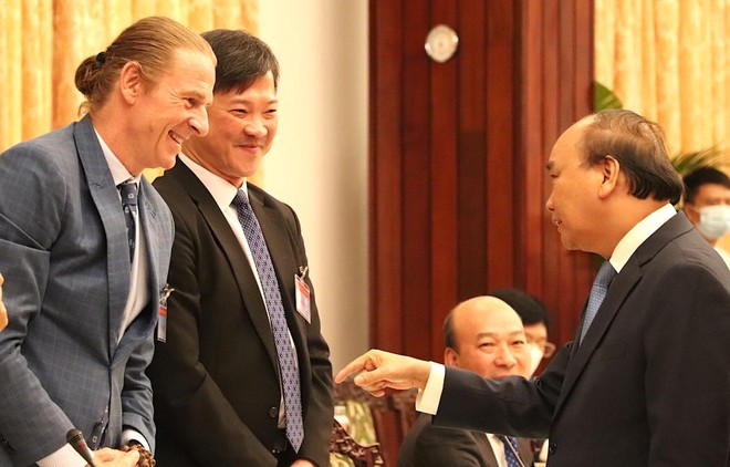Thủ tướng Nguyễn Xuân Phúc trao đổi với ông Dominic Scriven, Chủ tịch Điều hành Công ty quản lý Quỹ Dragon Capital (bên trái) và ông Mai Hữu Tín, Chủ tịch U&I. (Ảnh: H.Phúc)
