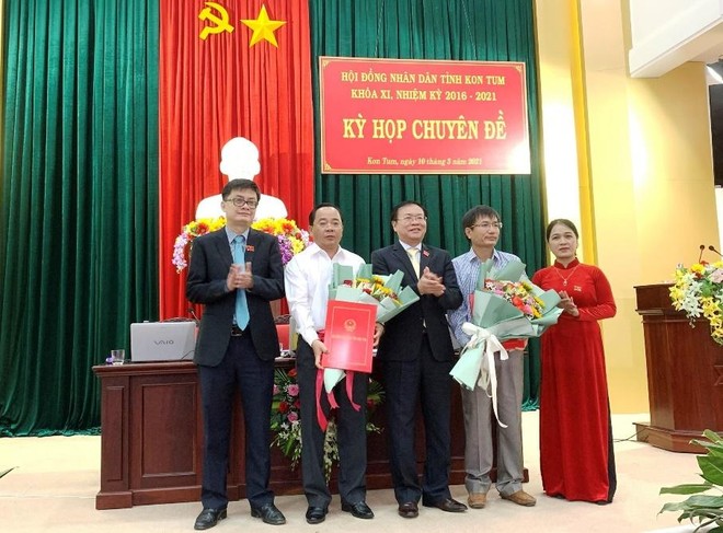 Thường trực HĐND tỉnh Kon Tum trao Nghị quyết, tặng hoa chúc mừng Phó chủ tịch UBND tỉnh Kon Tum Nguyễn Ngọc Sâm (thứ 2 từ phải qua) và Giám đốc Sở Tài chính Nguyễn Văn Điệu.