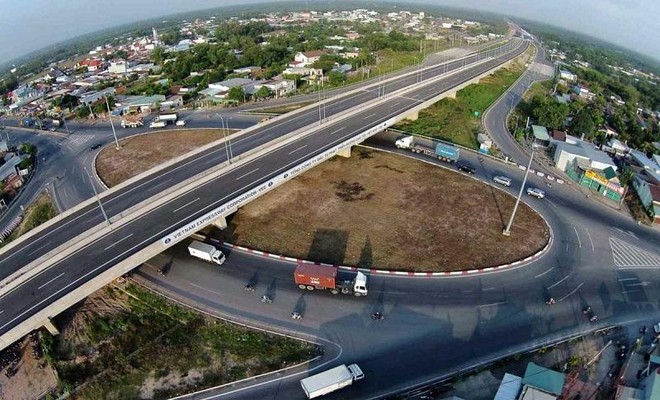 Nút giao Dầu Giây giữa Quốc lộ 1 và cao tốc Tp.HCM - Long Thành - Dầu Giây đồng thời là điểm khởi đầu của tuyến cao tốc Dầu Giây - Tân Phú.