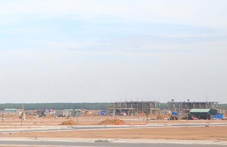 Hiện nay các cơ quan chức năng của tỉnh Đồng Nai đang phối hợp xây dựng phương án cắm mốc nền đất tại Khu tái định cư Lộc An- Bình Sơn. Ảnh: Phạm Tùng.