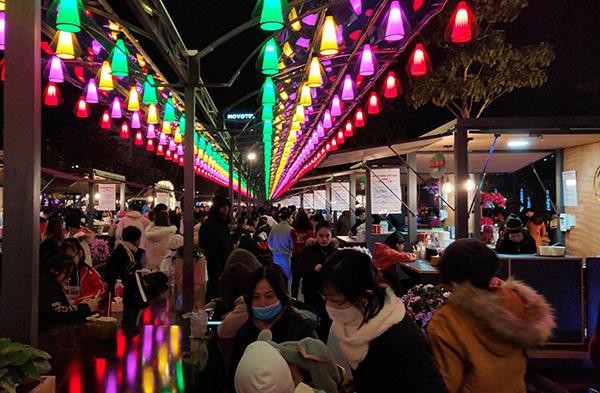 Khu phố ẩm thực được đặt tại Quảng trường Carnival là địa điểm vui chơi mới về đêm của người dân Quảng Ninh và du khách.
