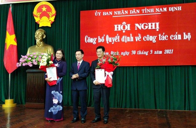 Chủ tịch UBND tỉnh Nam Định trao Quyết định của Thủ tướng Chính phủ và tặng hoa chúc mừng 2 tân Phó Chủ tịch.