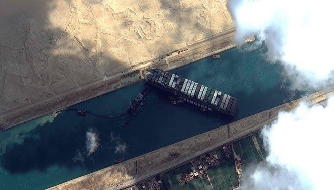 Siêu tàu Ever Given hôm 29/3 gặp sự cố và chắn ngang kênh đào Suez. Ảnh: AFP