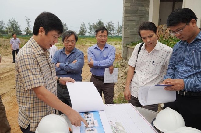 Phó Chủ tịch UBND tỉnh Quảng Trị Hoàng Nam thị sát kiểm tra một dự án tại huyện Gio Linh.