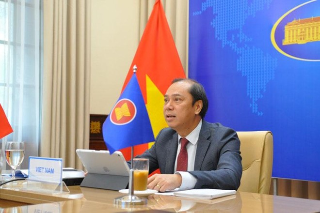 Thứ trưởng Bộ Ngoại giao Nguyễn Quốc Dũng, Trưởng SOM ASEAN Việt Nam tham dự Hội nghị từ điểm cầu Việt Nam (Ảnh: BNG)